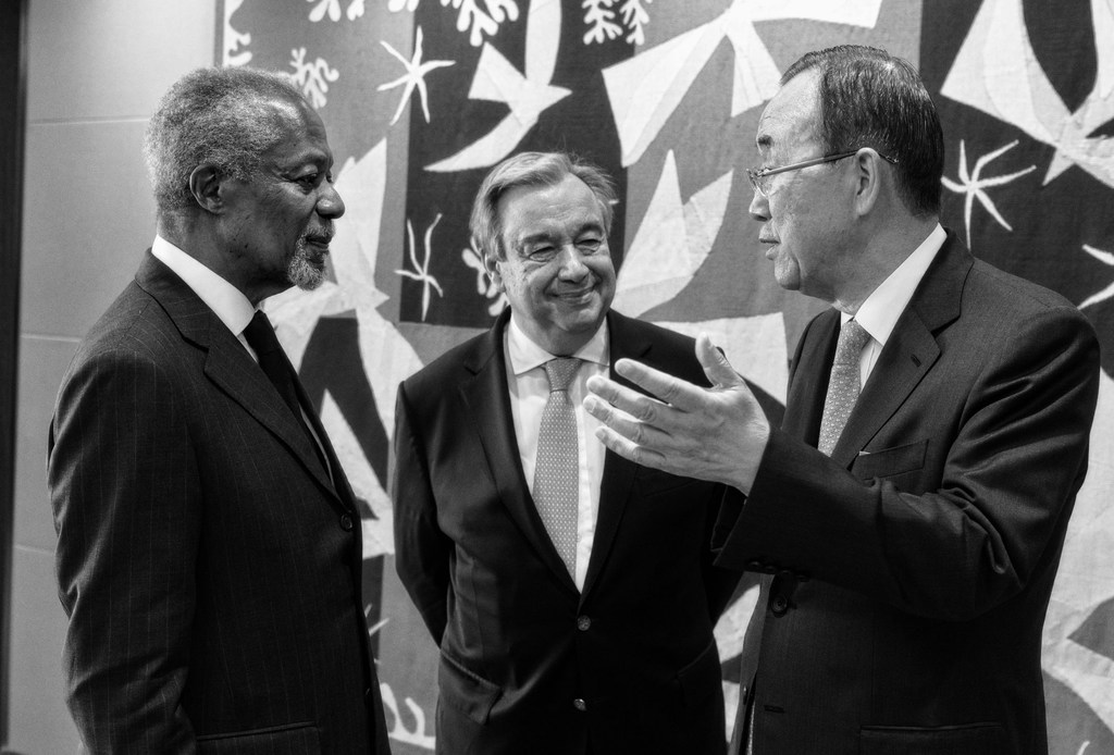 Les anciens Secrétaires généraux, Kofi Annan (à gauche) et Ban Ki-moon (à droite), rendent visite à l'actuel chef de l'ONU, António Guterres (2017).